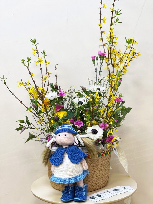 Композиция в интерьерной корзине