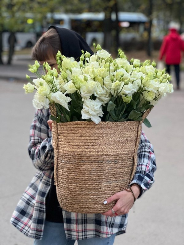 Лизиантус в дизайн-корзине