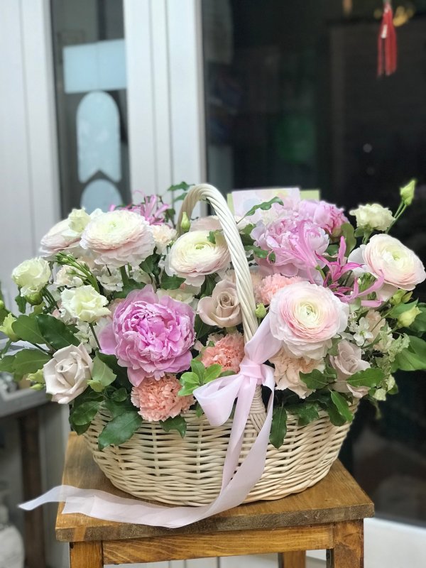 Цветочная корзина с пионами, пионовидными розами и ранункулюсами