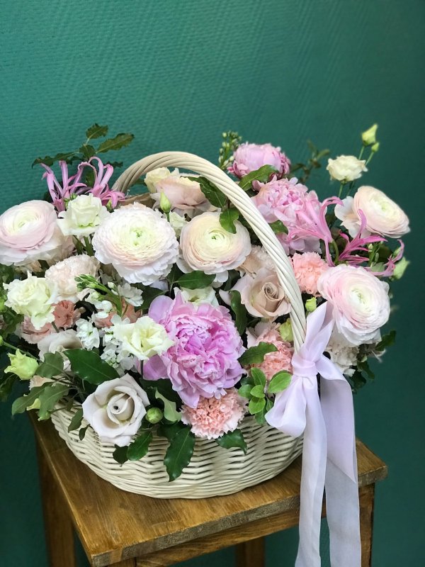 Цветочная корзина с пионами, пионовидными розами и ранункулюсами