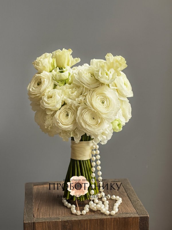 Букет невесты с белыми ранункулюсами и эустомой