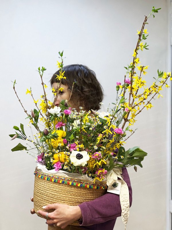 Композиция в интерьерной корзине