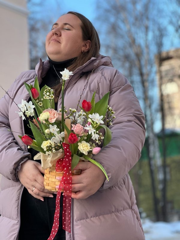 Композиция с тюльпанами и кустовыми нарциссами