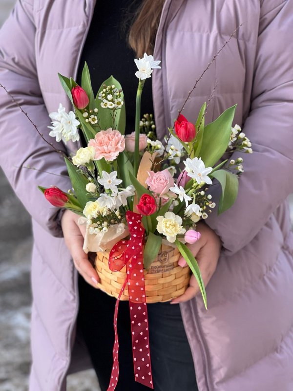 Композиция с тюльпанами и кустовыми нарциссами