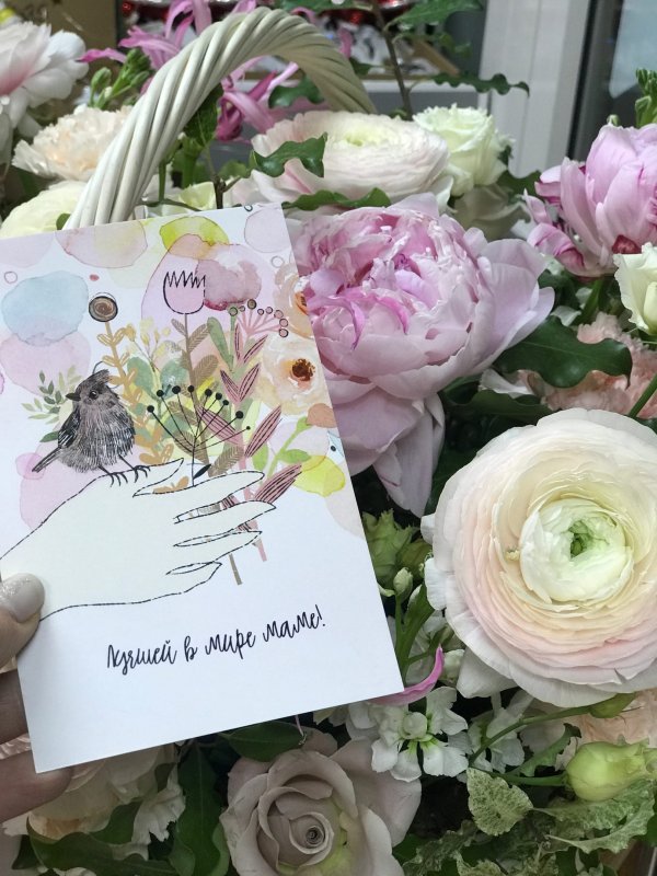 Цветочная корзина с пионами, пионовидными розами и ранункулюсами