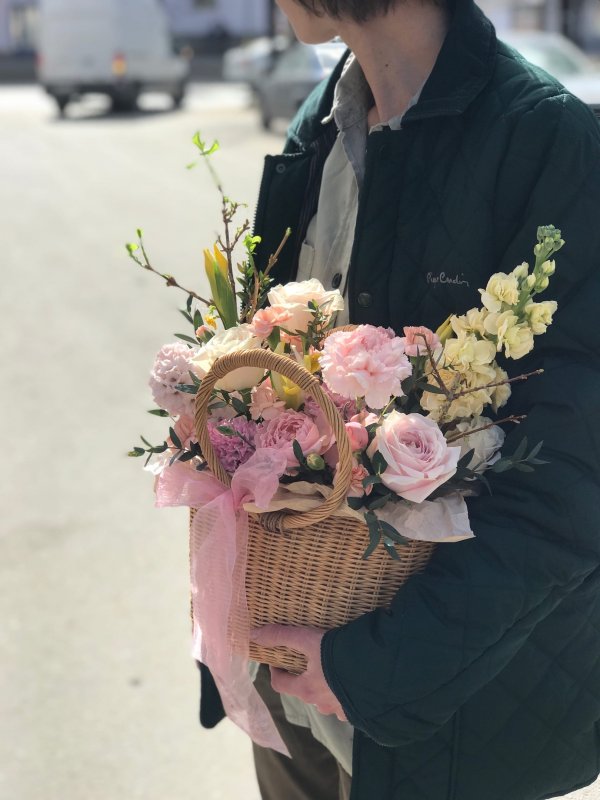 Композиция в корзинке с розами и маттиолой