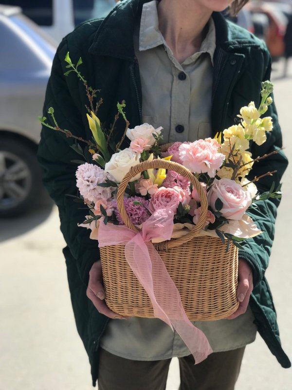 Композиция в корзинке с розами и маттиолой