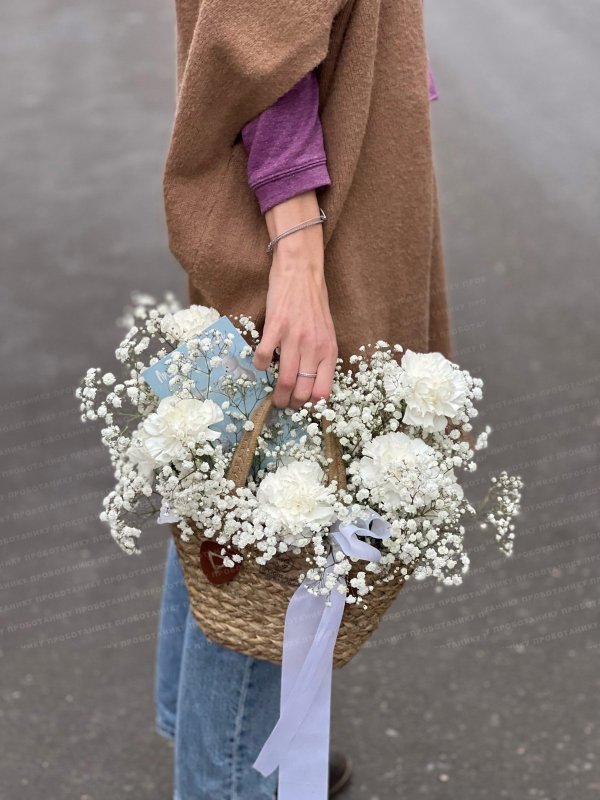 Корзина с белыми гвоздиками и гипсофилой