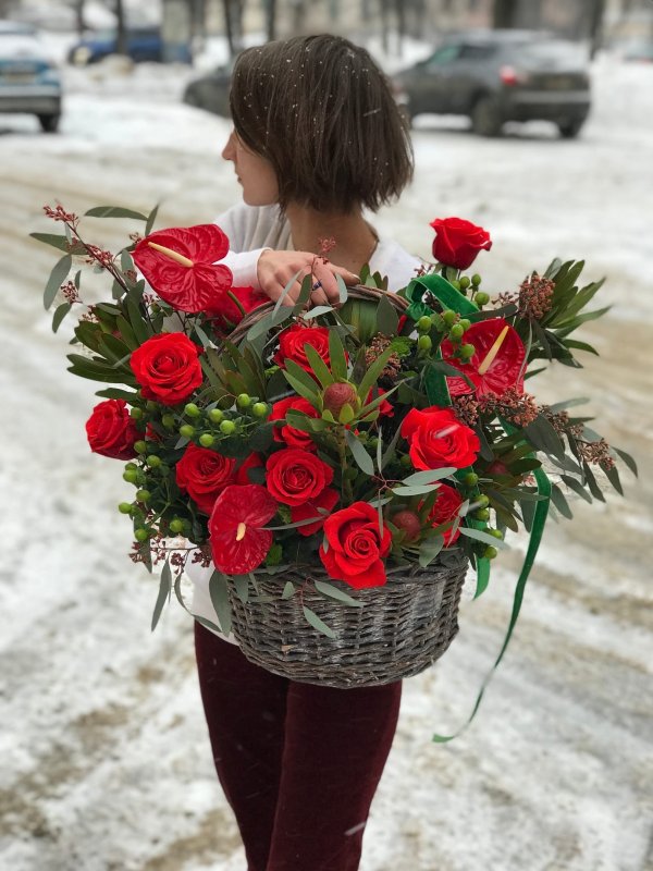 Корзина с красными антуриумами и розами