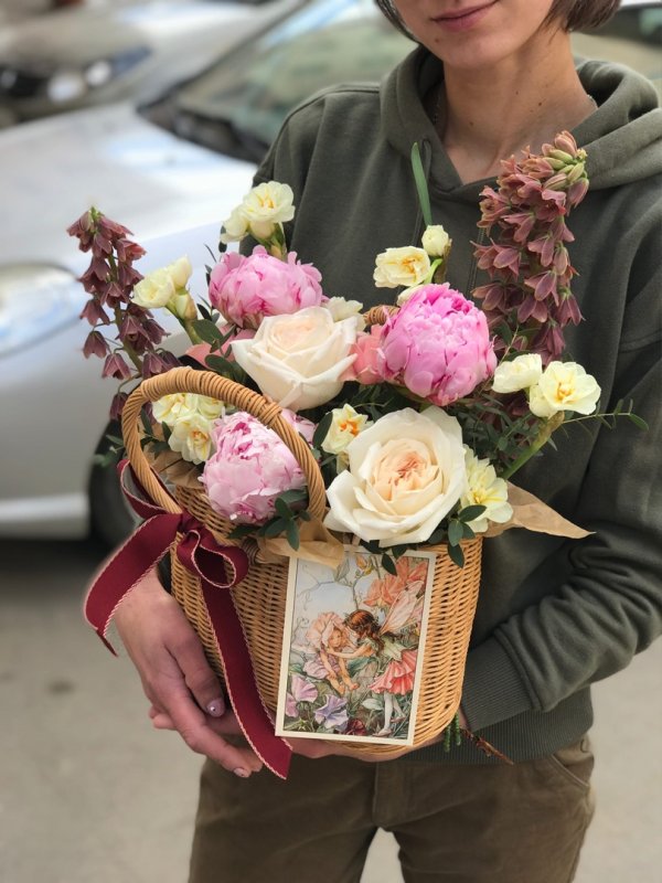 Корзина с пионами и фритиллярией