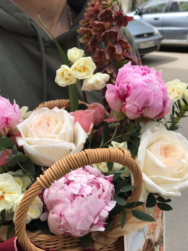 Корзина с пионами и фритиллярией