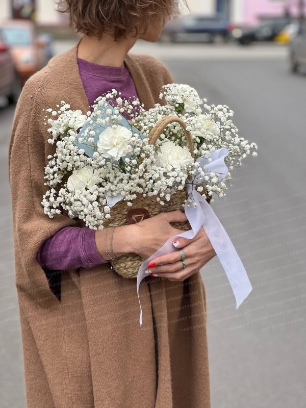 Корзина с белыми гвоздиками и гипсофилой