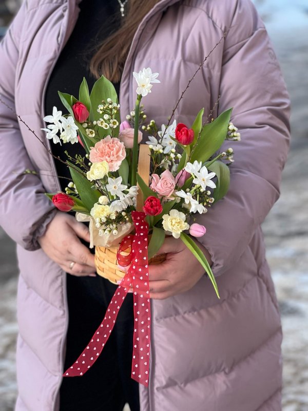 Композиция с тюльпанами и кустовыми нарциссами