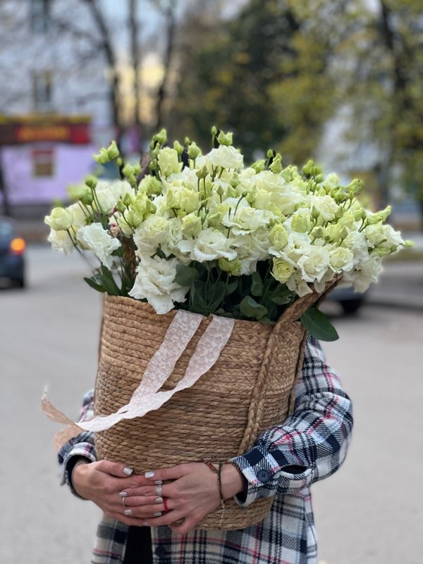 Лизиантус в дизайн-корзине