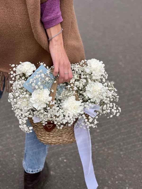 Корзина с белыми гвоздиками и гипсофилой