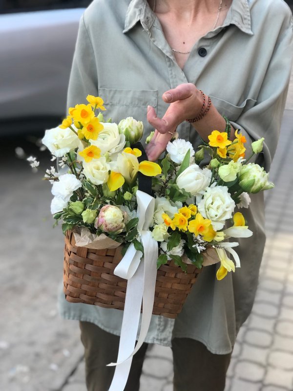 Композиция в корзинке с тюльпанами и нарциссами