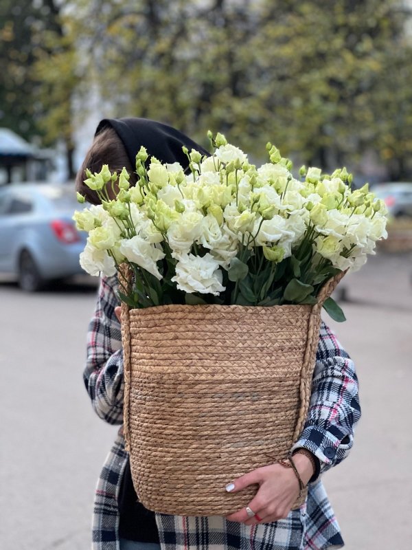 Лизиантус в дизайн-корзине