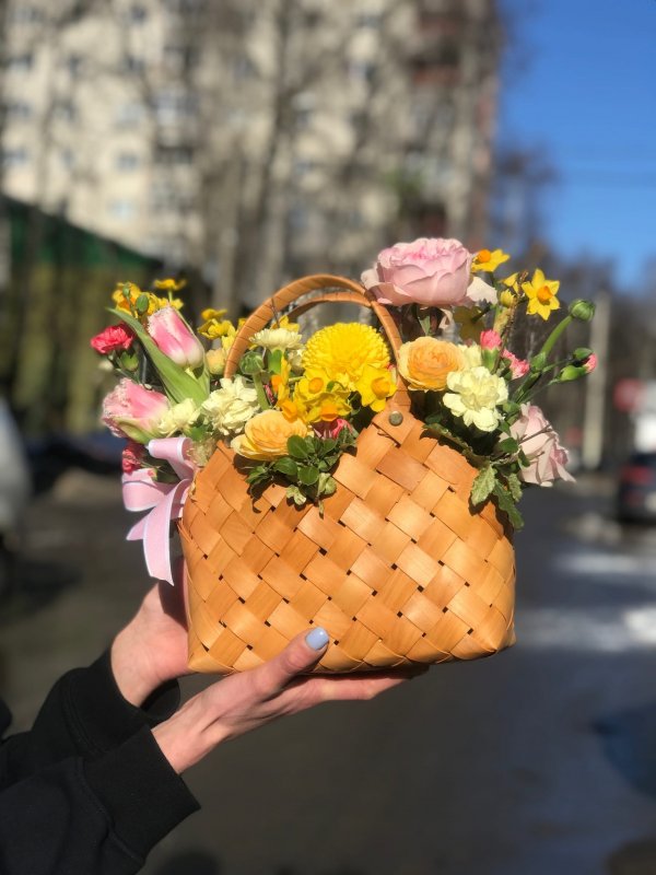 Композиция в корзинке из бересты