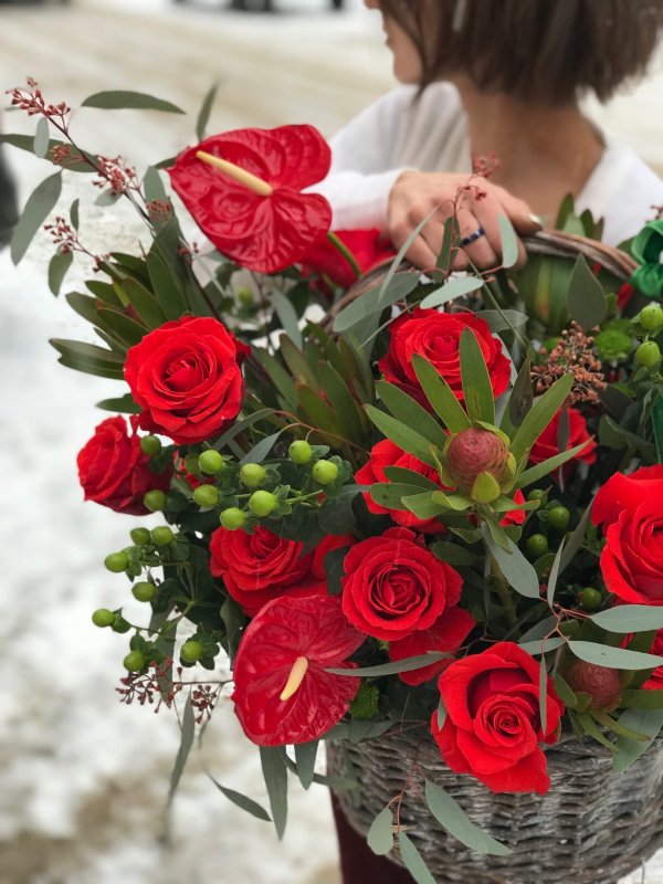 Корзина с красными антуриумами и розами