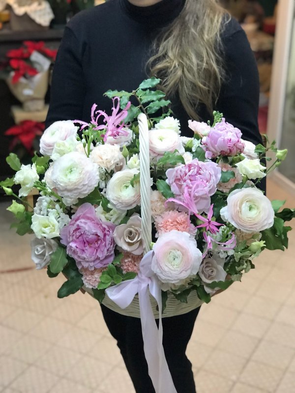 Цветочная корзина с пионами, пионовидными розами и ранункулюсами