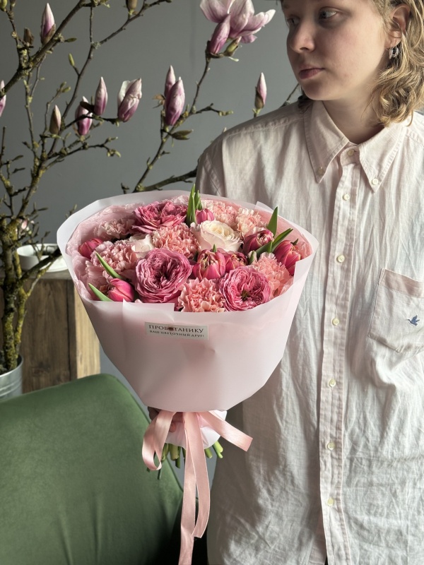 Круглый букет с пионовидными тюльпанами