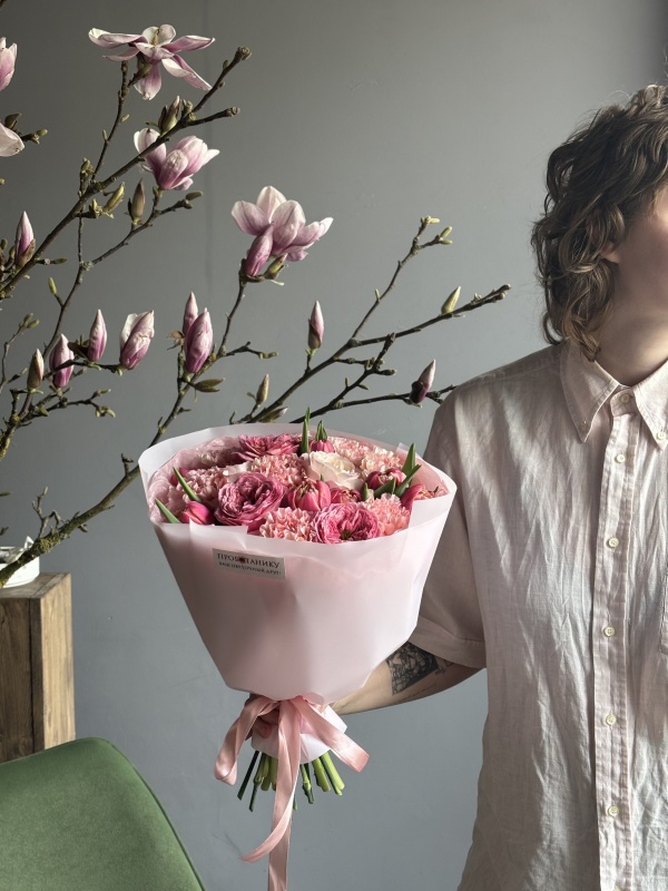 Круглый букет с пионовидными тюльпанами