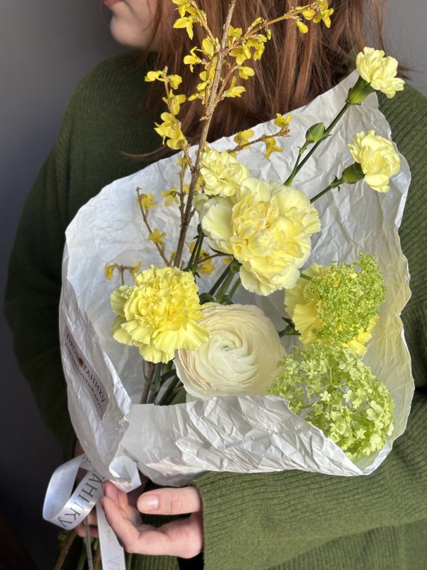 Букет с цветущими ветками