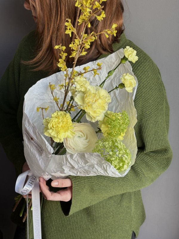 Букет с цветущими ветками