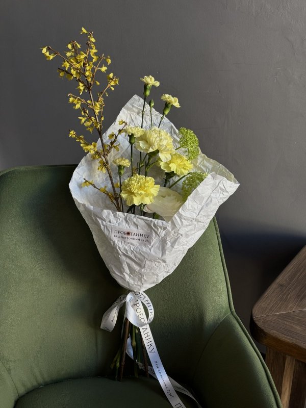 Букет с цветущими ветками