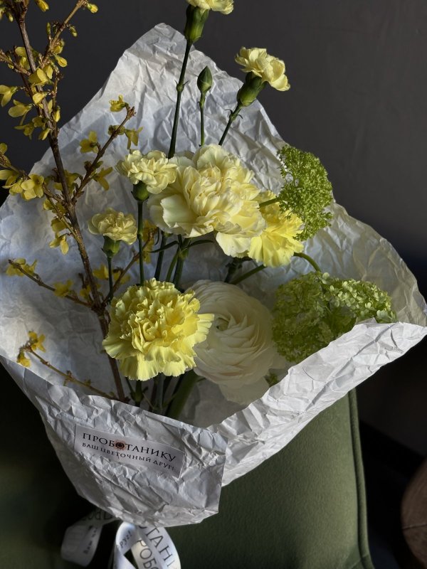 Букет с цветущими ветками