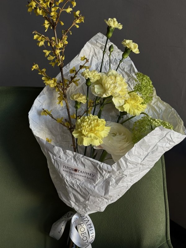Букет с цветущими ветками