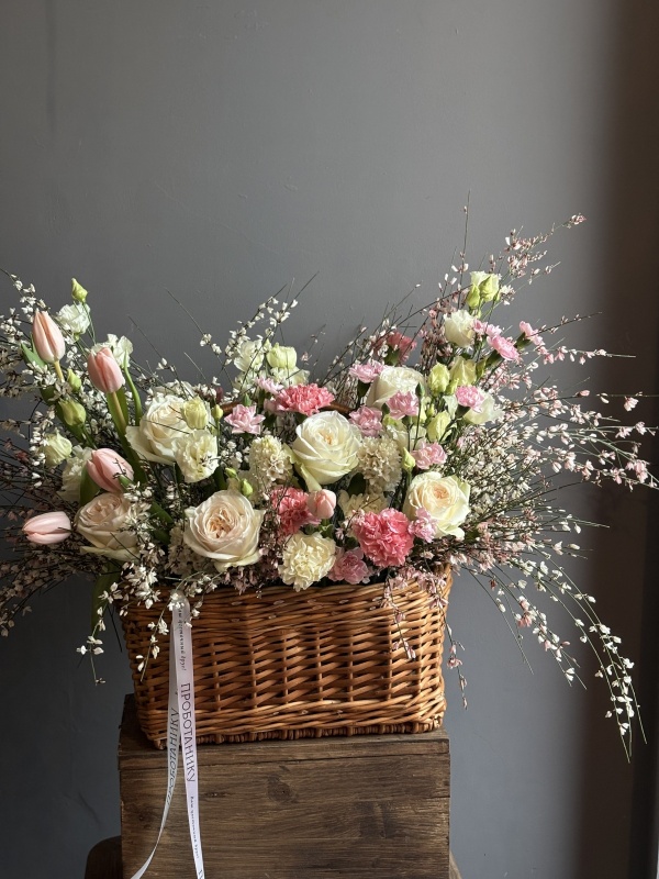 Большая корзина с весенними цветами