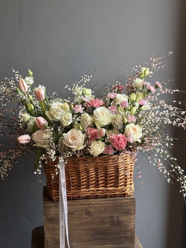 Большая корзина с весенними цветами