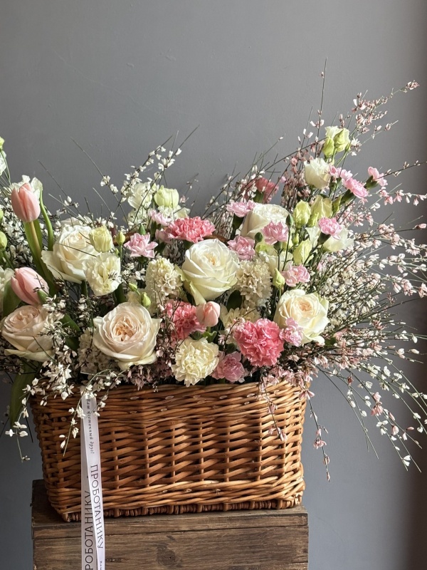 Большая корзина с весенними цветами