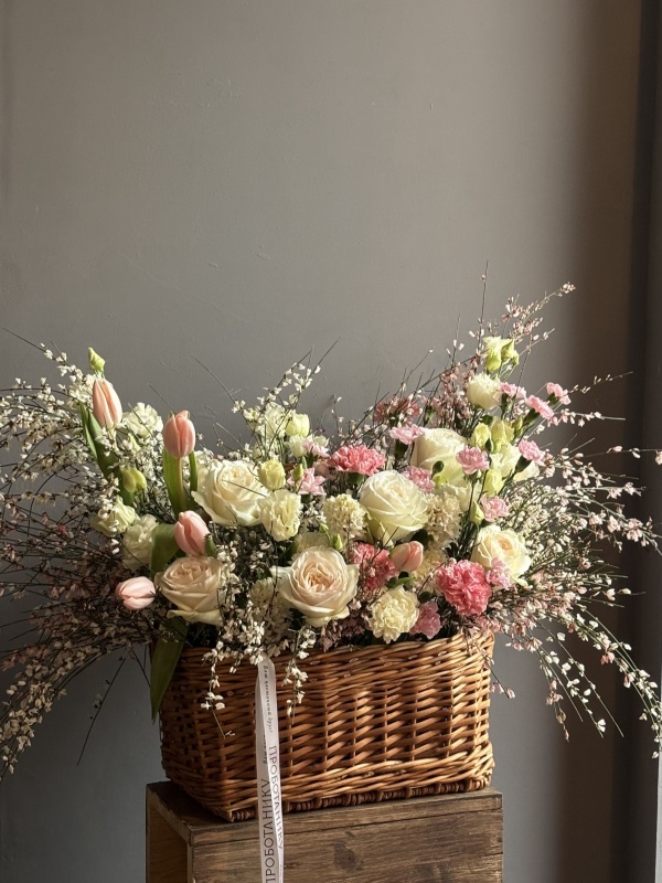 Большая корзина с весенними цветами
