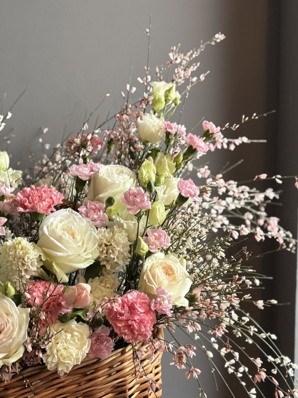 Большая корзина с весенними цветами
