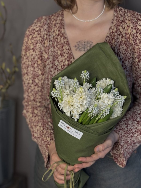 Сверток гиацинты и мускари в льняной ткани