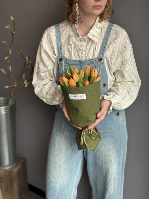 Сверток тюльпанов в льняной ткани