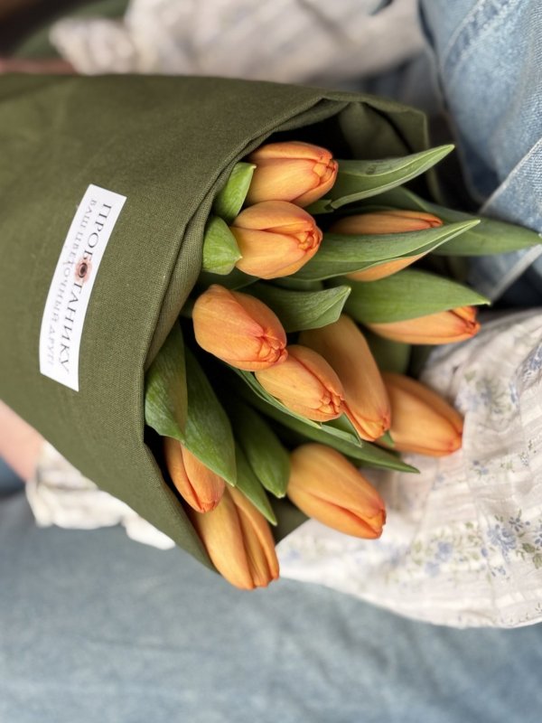 Сверток тюльпанов в льняной ткани