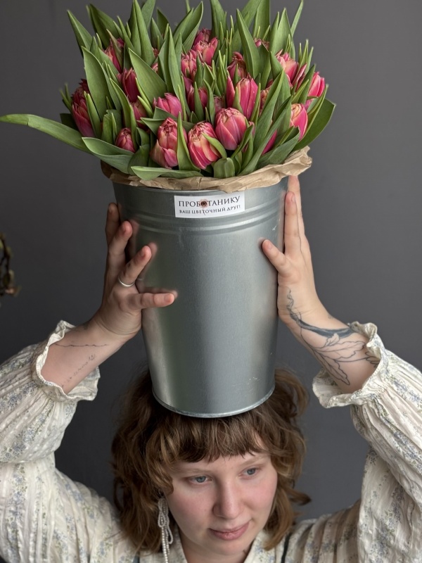 Ведерко пионовидных тюльпанов