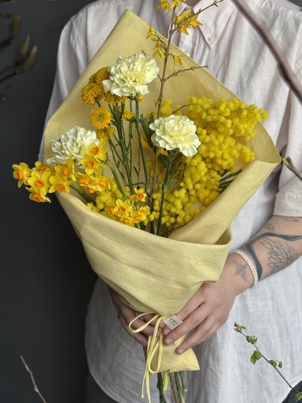 Сверток с нарциссами в льняной ткани