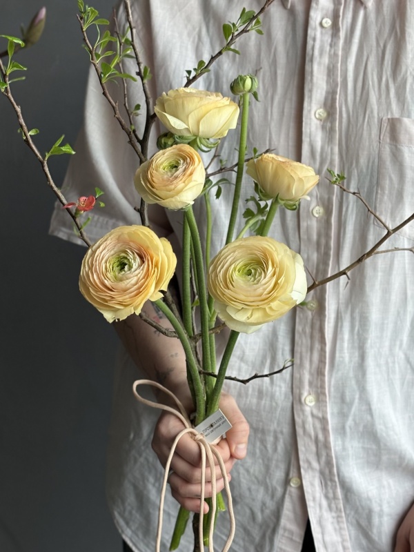 Весенняя охапка с ранункулюсами и ветками березы