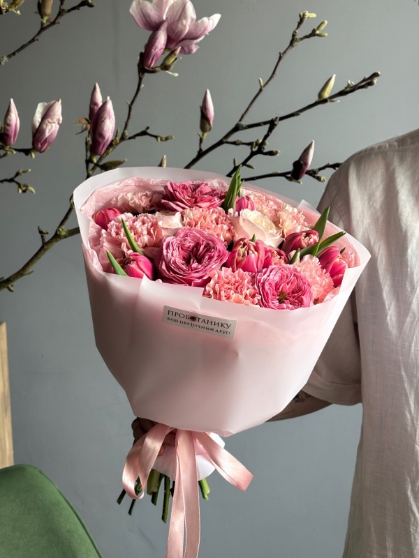 Круглый букет с пионовидными тюльпанами