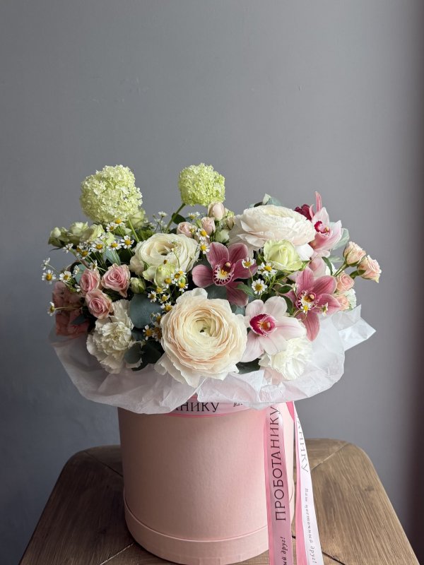 Цветочная коробка с весенними цветами