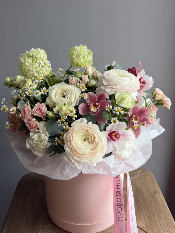 Цветочная коробка с весенними цветами