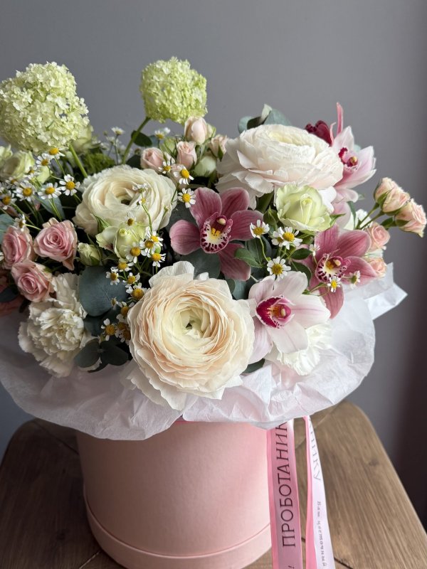 Цветочная коробка с весенними цветами