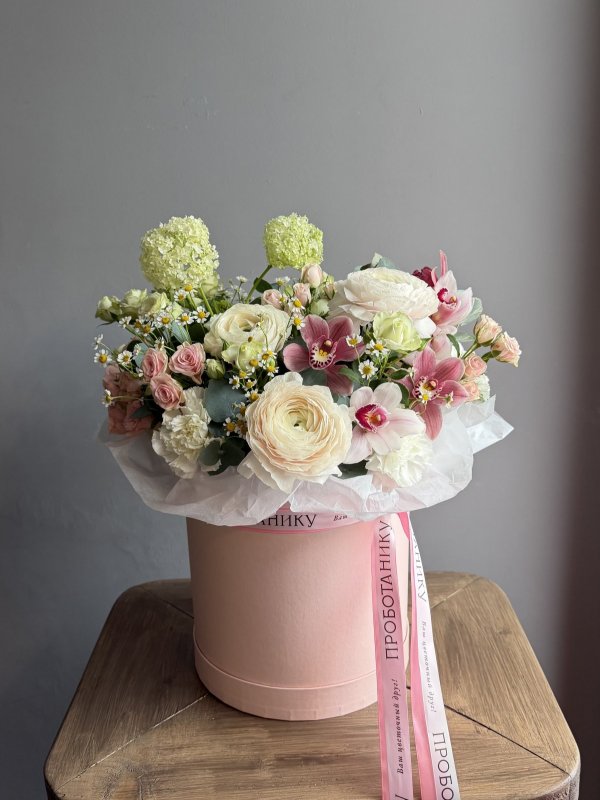 Цветочная коробка с весенними цветами