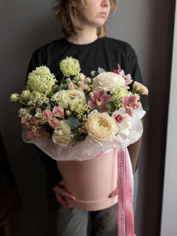 Цветочная коробка с весенними цветами