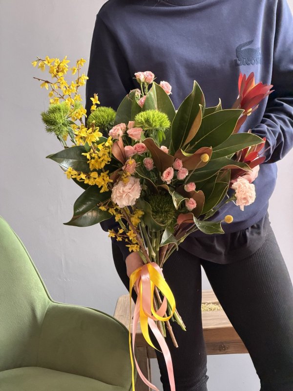 Букет с листьями магнолии