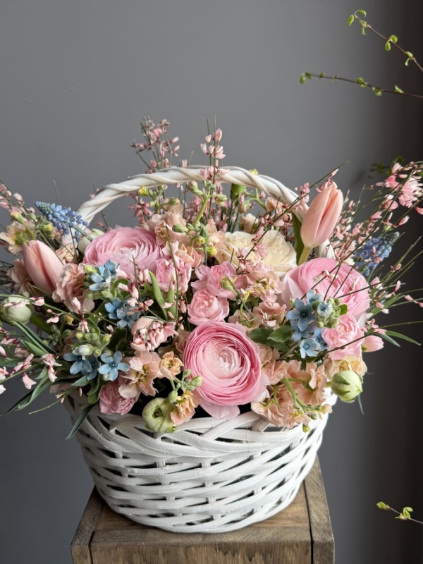 Корзина с весенними цветами